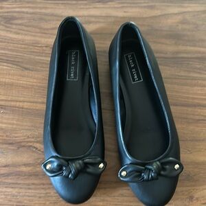 Black Rivet Flat shoes with bow, in black with gold Size 5.5 M